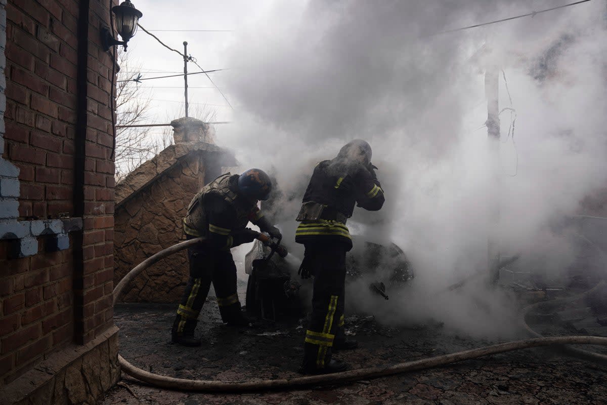 UCRANIA GUERRA BOMBEROS (AP)