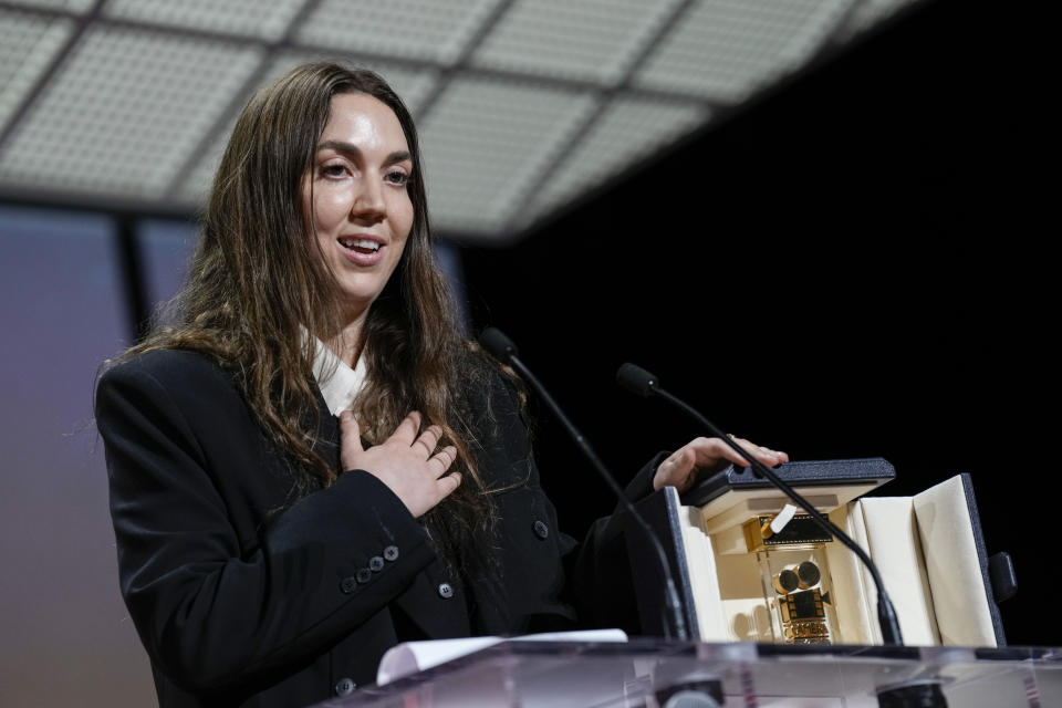 La directora Gina Gammell recibe la Cámara de Oro a la mejor ópera prima por "War Pony" durante la ceremonia de clausura de la 75a edición del Festival Internacional de Cine de Cannes, el sábado 28 de mayo de 2022 en Cannes, Francia. (Foto por Joel C Ryan/Invision/AP)