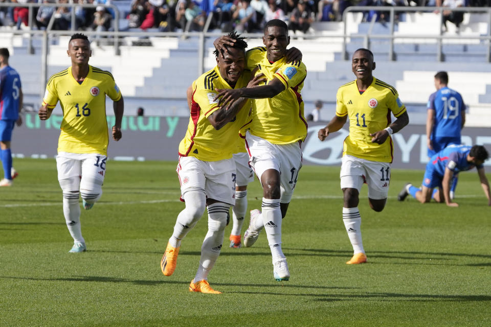 Yaser Asprilla de Colombia, en el centro, celebra junto a sus compañeros tras anotar el segundo gol de su equipo ante Eslovaquia por los octavos de final del Mundial Sub20 en el estadio Bicentenario de San Juan, Argentina, miércoles 31 mayo, 2023. (AP Foto/Ricardo Mazalan)