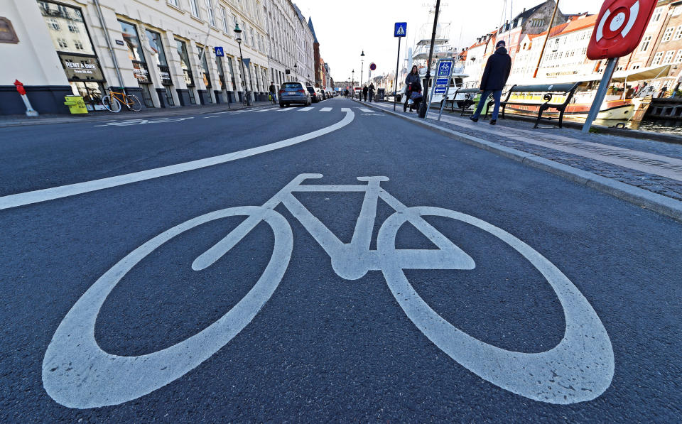 Muchas ciudades del mundo, como Copenhagen en la foto, han creado espacios para ciclistas y peatones en sus calles. En EEUU, ese fenómenos y la persistencia de la hegemonía de los automóviles han creado confusión y accidentes en los que peatones y ciclistas son los más afectados. (Reuters)