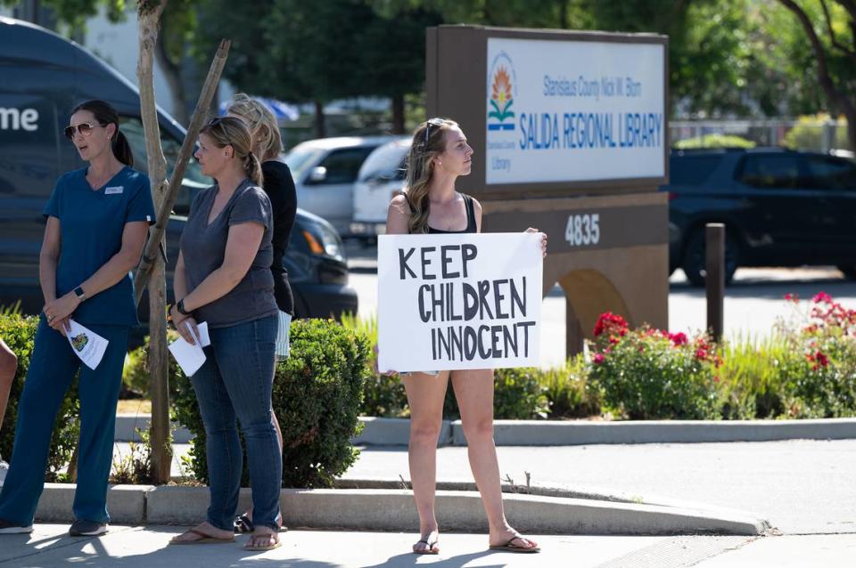 A group gathered outside Salida Library to show their opposition to Rainbow Story time at the Stanislaus County Library in Salida, Calif., Thursday, June 15, 2023. Andy Alfaro/aalfaro@modbee.com