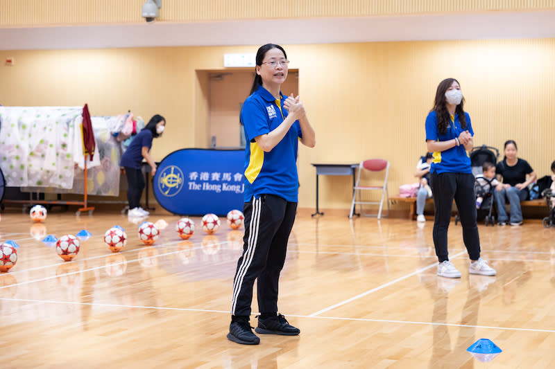 馮校長（左）希望學生能透過活動建立社交能力及增強他們的身心發展。