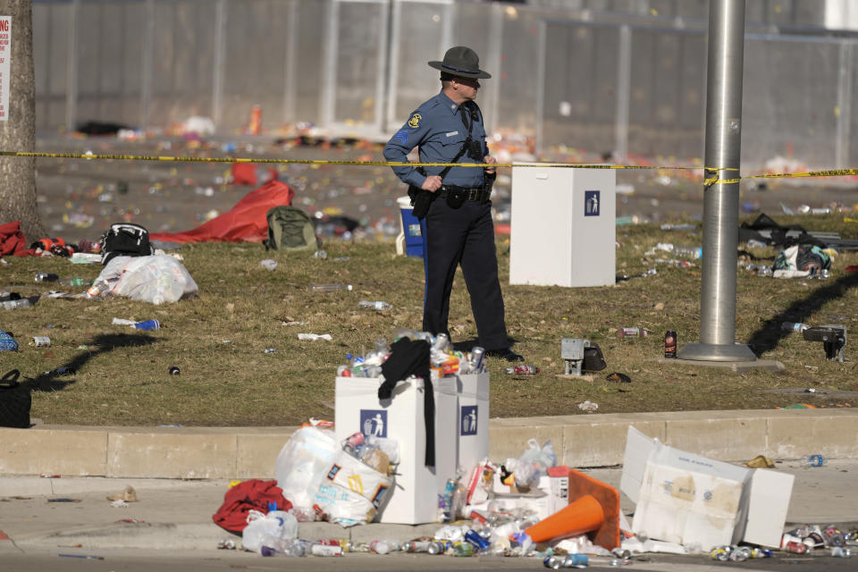 Un agente mira la escena después del incidente en el desfile por la victoria de los Chiefs en el Super Bowl / Foto: AP