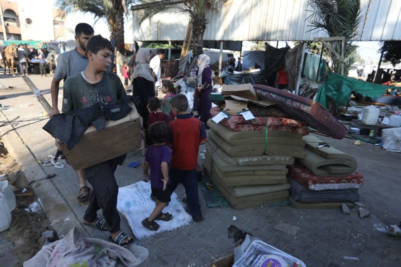 Displaced Palestinians evacuate the Faculty of Da'wa affiliated with the Ministry of Endowments after the Israeli army asked them to evacuate the faculty, claiming that it is located in a combat zone. Abed Rahim Khatib/dpa