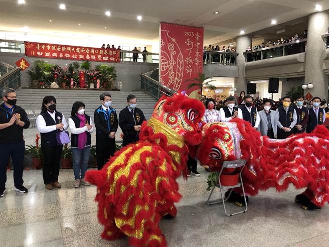 台中市政府陽明大樓所屬同仁新春團拜，今日在陽明大樓1樓中庭舉行，現場還有醒獅團祥獅獻瑞傳統藝術演出。（陳世宗攝）