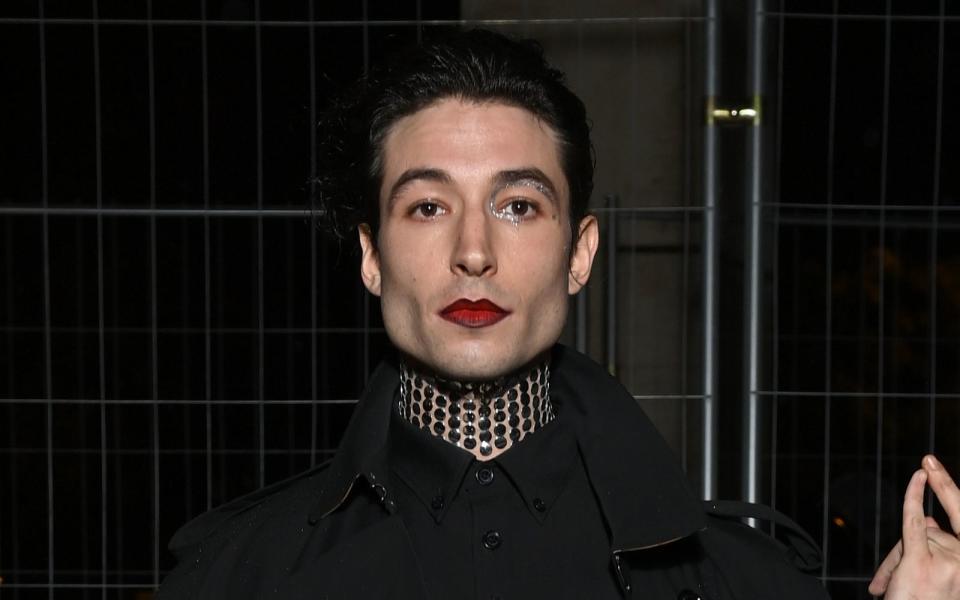 Ezra Miller, der am 30. September seinen 30. Geburtstag feiert, gab 2018 im "Hollywood Reporter" ein eher ungewöhnliches Statement ab: "Ich identifiziere mich nicht als Mann. Ich identifiziere mich nicht als Frau. Ich identifiziere mich kaum als Mensch." Der "Phantastische Tierwesen"-Star verwendet geschlechtsneutrale Pronomen. (Bild: Pascal Le Segretain/Getty Images For Burberry)