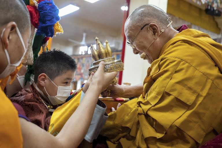 Una foto sin fecha facilitada por la oficina del Dalai Lama muestra al Dalai Lama presentando a A. Altannar, el niño mongol de ocho años que ha sido seleccionado como una de las figuras más veneradas del budismo tibetano, en una ceremonia ante fieles en marzo de 2023. 