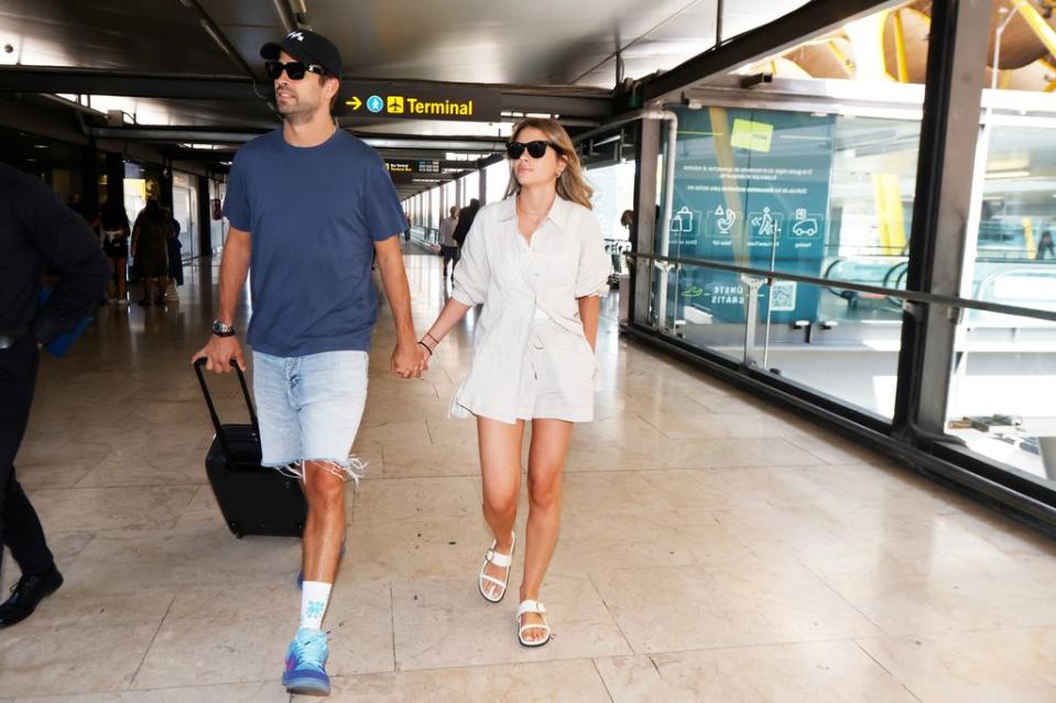 Gerard Piqué y Clara Chía en aeropuerto