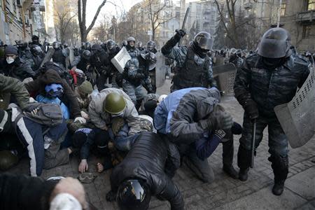 Riot police attack anti-government protesters during clashes in Kiev, February 18, 2014. REUTERS/Maks Levin