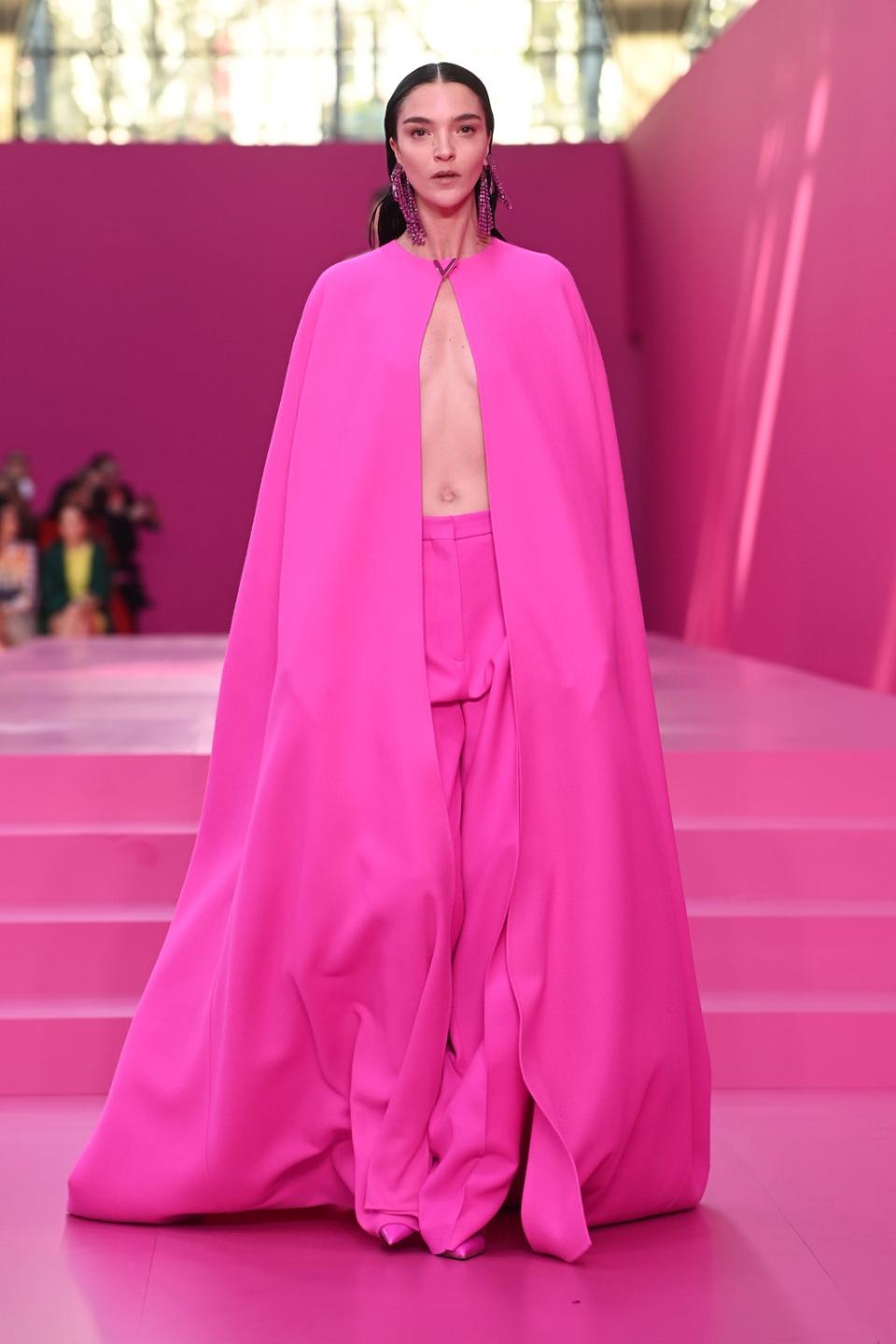 Mariacarla Boscono in a pop pink cape (Getty Images)