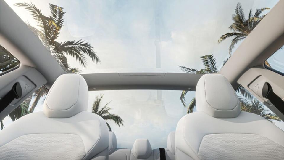 Model 3煥新版全車系標配全景玻璃車頂，打開時車艙空間頓時變得通透明亮。(圖片來源：網路)
