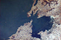 Foto tomada del Twitter de @Cmdr_Hadfield: Aquí está una vista más cercana de Qingdao (Tsingtao). Mucho más fácil de ver el puente en esta foto.