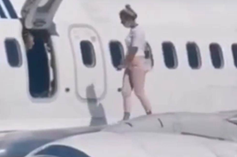 A woman hopped onto the plane wing to cool down: Instagram/boryspilchany