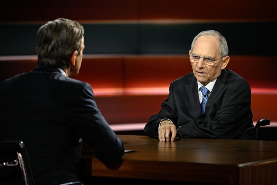 Im Gespräch mit Markus Lanz (links) stellte Wolfgang Schäuble fest: "In der moralischen Besserwisserei sind wir Weltspitze." (Bild: ZDF / Markus Hertrich)