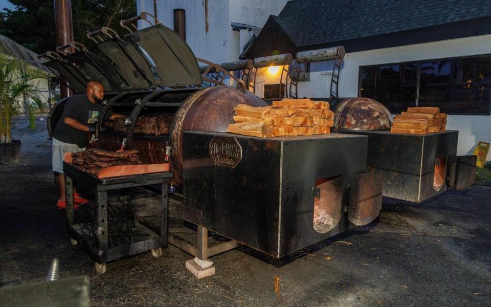 Aaron Jean Pierre, jefe de parrillas de Apocalypse BBQ, comprobando algunas chuletas en la gigantesca parrilla.