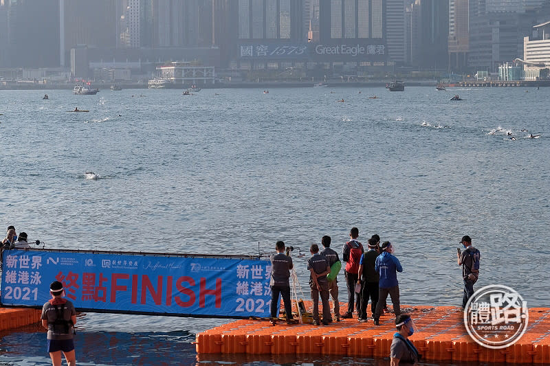 冼展霆（圖左）中後段已拉開其他泳手。