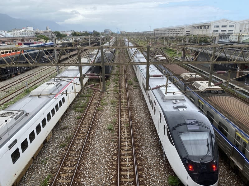 有乘客在台鐵305車次自強號列車座椅上塗抹穢物，台鐵向鐵路警察報案，相關損失破案後將求償；警方初步檢視監視器，該車廂僅一名乘客搭乘，行為清晰可辨，將深入偵辦。 圖非當事列車。（中央社資料照）