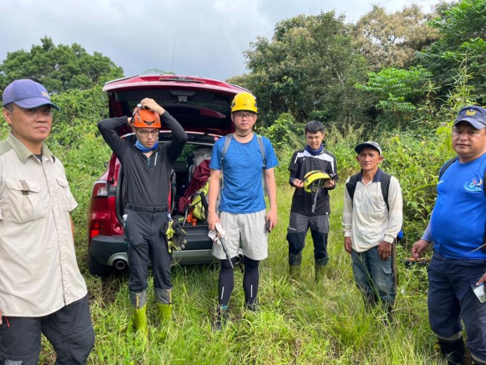 男子上山採藥，因受傷又無法辨識下山回家的路，警消展開全力搜救。（記者鄭錦晴翻攝）