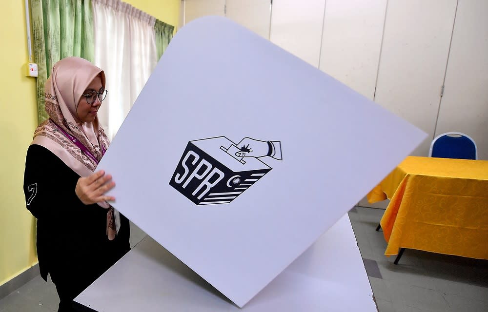 It is estimated that 15 to 20 per cent of Tanjung Piai's registered voters are working outstation, mainly in Singapore, with some in Kuala Lumpur and nearby Johor Baru. — Foto Bernama