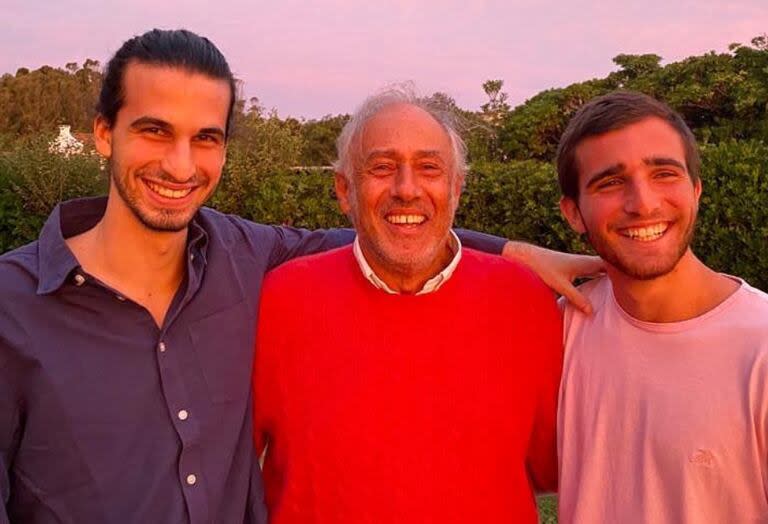 Gustavo Yankelevich junto a sus dos nietos mayores, Franco y Valentín (Foto: Instagram @gustavoyankelevichok)