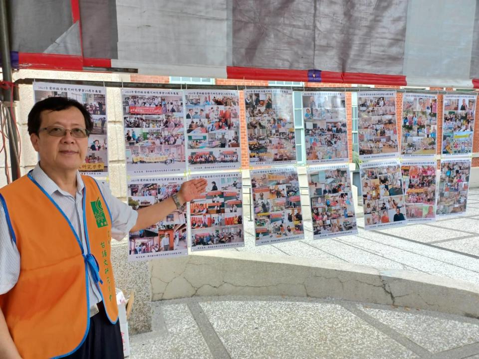 ▲吳國勳總幹事展示台語文學會20年來走入學校、社區推廣「台語文ㄅㄆ万發音法」的活動照片。