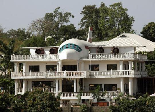 Una casa parcialmente construida con la forma de un avión en Abuja, Nigeria. (REUTERS/Goran Tomasevic). 