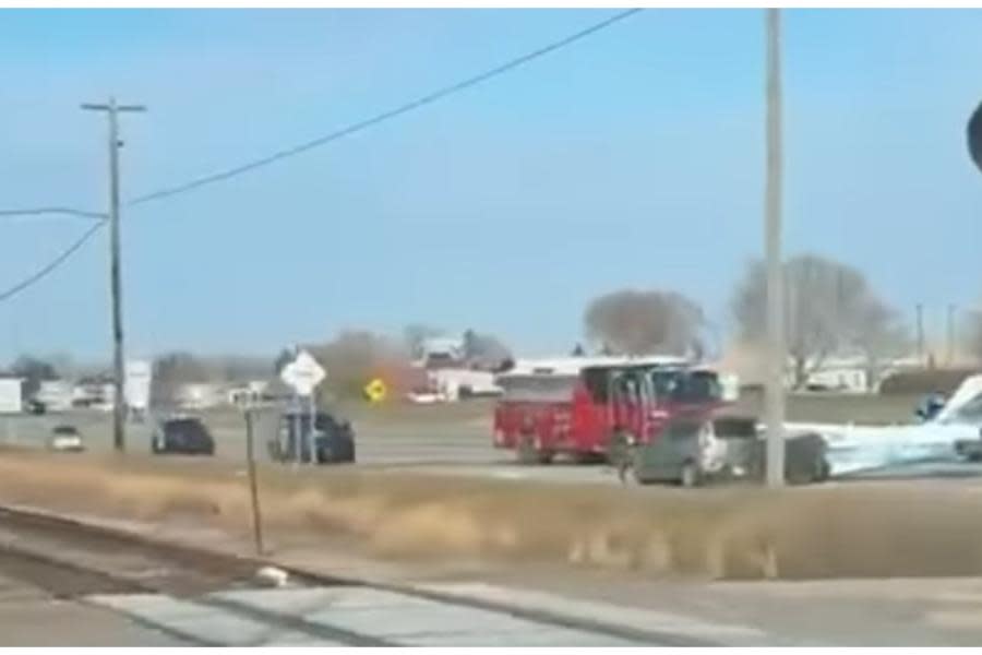 Avión se estrella contra un auto en plena autopista en EEUU