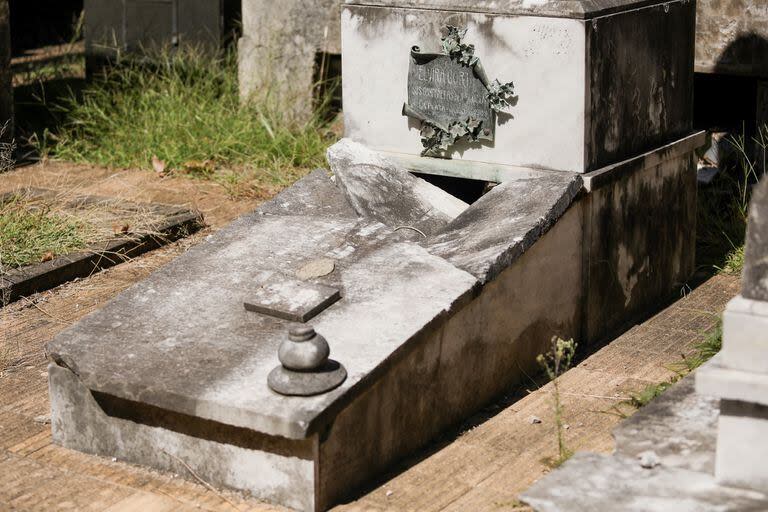 Sepulturas vulneradas, una constante en el cementerio de La Plata, donde se reproducen los robos y el vandalismo