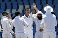 South Africa's Ryan McLaren (C) celebrates with teammates the dismissal of Australia's Steve Smith after he was caught by South Africa's Robin Peterson during the second day of their cricket test in Centurion February 13, 2014. REUTERS/Siphiwe Sibeko (SOUTH AFRICA - Tags: SPORT CRICKET)