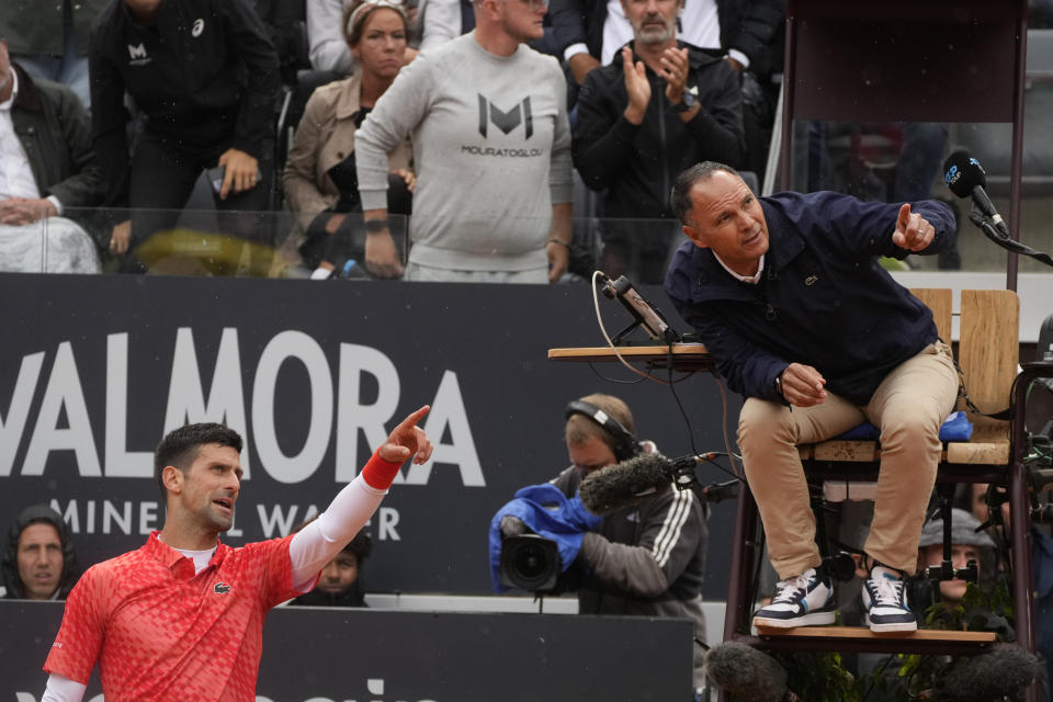 Novak Djokovic hace una indicación al juez de silla Mohamed Lahyani durante el partido contra Holger Rune en los cuartos de final del Abierto de Italia, el miércoles 17 de mayo de 2023, en Roma. (AP Foto/Gregorio Borgia)
