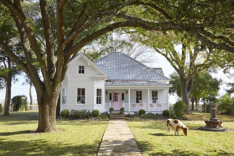 white farmhouse with pink front door