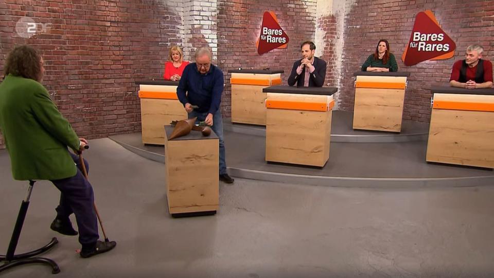 350 Euro zahlte Thorsden Schlößner: "Das ist ein interessantes Objekt, das finde ich toll." (Bild: ZDF)