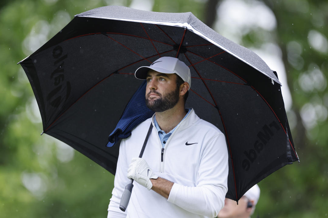 LOUISVILLE, KY - 17 MAI : Scotty Scheffler (États-Unis) tient un parapluie alors qu'il attend sur le deuxième trou lors de la deuxième manche du Championnat PGA 2024 au Valhalla Golf Club le 17 mai 2024 à Louisville, Kentucky.  (Photo de Joe Robbins/ICON Sportswire via Getty Images)