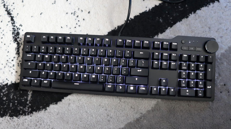 Das 6 Keyboards Professional keyboard on carpet.