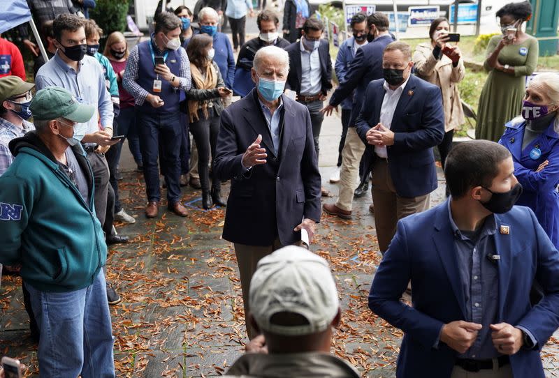 El candidato presidencial demócrata Joe Biden se dirige a sus partidarios durante una visita a un centro de votación en Chester, Pensilvania, EEUU, el 26 de octubre de 2020