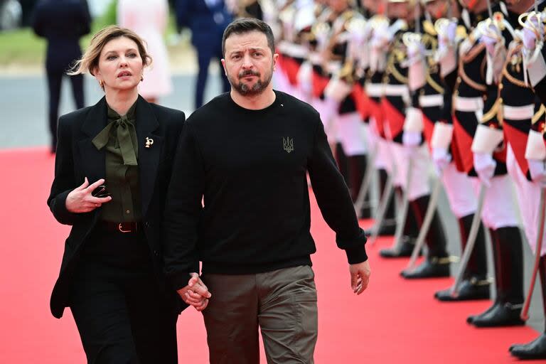 Volodimir Zelensky y su esposa, Olena Zelenska, en la playa de Omaha, Francia. (MIGUEL MEDINA / AFP)