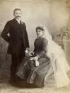 <p>Muchas de estas fotografías de parejas, en formato gabinete, datan de entre 1875 y 1895. La colección se exhibirá hasta el 9 de septiembre de 2017. (Foto: Retrato nupcial vintage de la exhibición “Sí quiero, sí quiero”) </p>