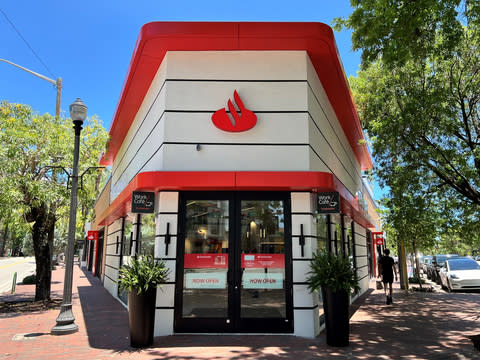 Santander Bank unveils second U.S. Work Café in Miami, Florida. (Photo: Business Wire)