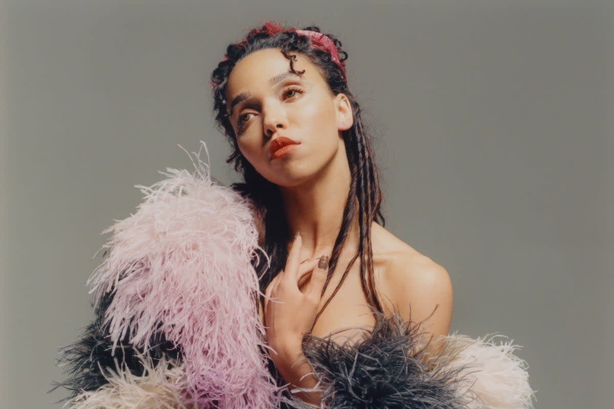 FKA twigs photographed by Louie Banks and ES Magazine (FKA twigs photographed by Louie Banks and ES Magazine)