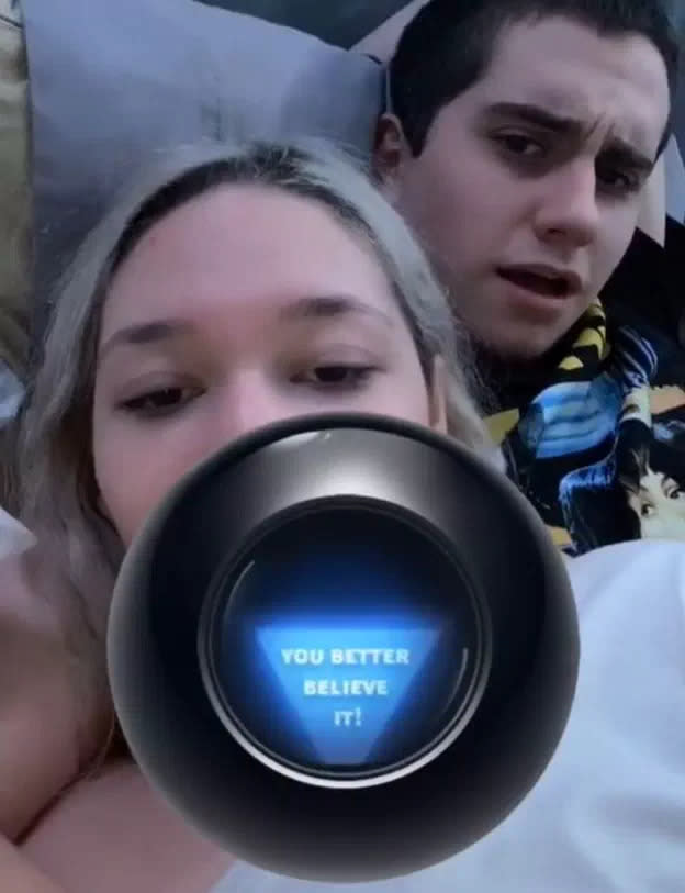 Sophie fragte den „Magic 8 Ball“, ob er sie betrügt. Foto: TikTok