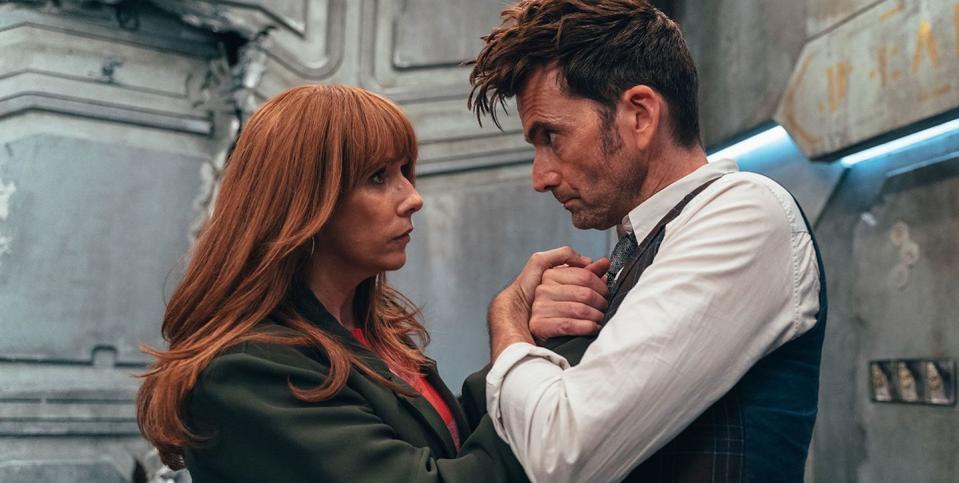 donna noble and the doctor in doctor who, a man and woman looking at each other clasping hands