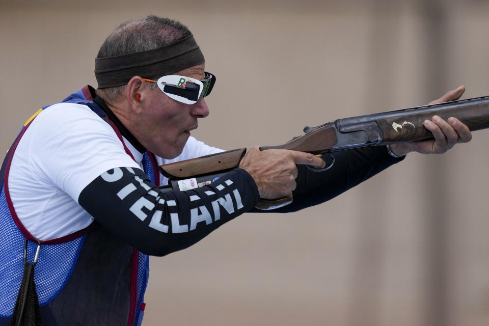 ARCHIVO - El venezolano Leonel Martínez compite en la final de fosa del tiro en los Juegos Panamericanos en Santiago, Chile, el 27 de octubre de 2023. Martínez tenía 20 años cuando compitió en los Juegos de Los Ángeles de 1984. Volverá a una cita olímpica, en París 2024. (AP Foto/Moisés Castillo)