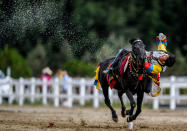 <p>Bei einem Pferderennen in Lhasa, der Hauptstadt von Tibet, lehnt sich ein Jockey für eine kleine Stunteinlage seitlich von seinem Tier. (Bild: Xinhua/ddp images) </p>