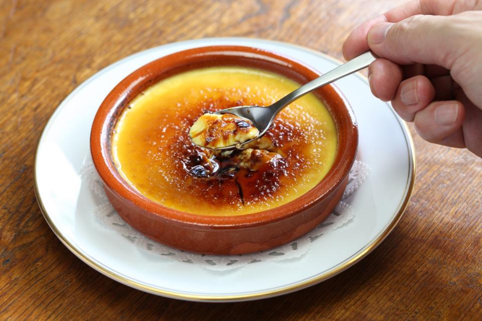 Die Crema Catalana stammt wie der Name sagt aus Katalonien. Die Nachspeise wird traditionell am 19. März, dem Tag des Heiligen Josefs gegessen, schmeckt aber auch den Rest des Jahres. Im Vergleich zu Crème brûlée aus Frankreich wird Crema Catalana mit Milch anstatt Sahne und viel Eigelb zubereitet. Besonders lecker: die Karamellschicht, die im Ofen mit Grillfunktion auf höchster Hitze erreicht wird. (Bild: iStock/bonchan)