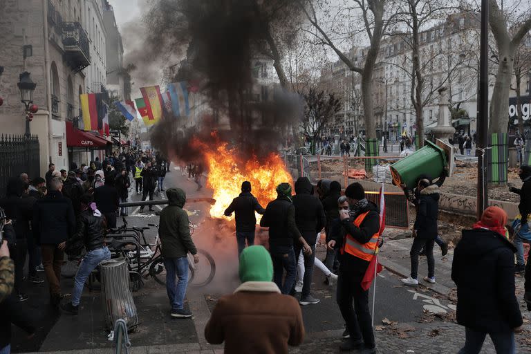 Protesta contra el reciente tiroteo en el centro cultural kurdo en París