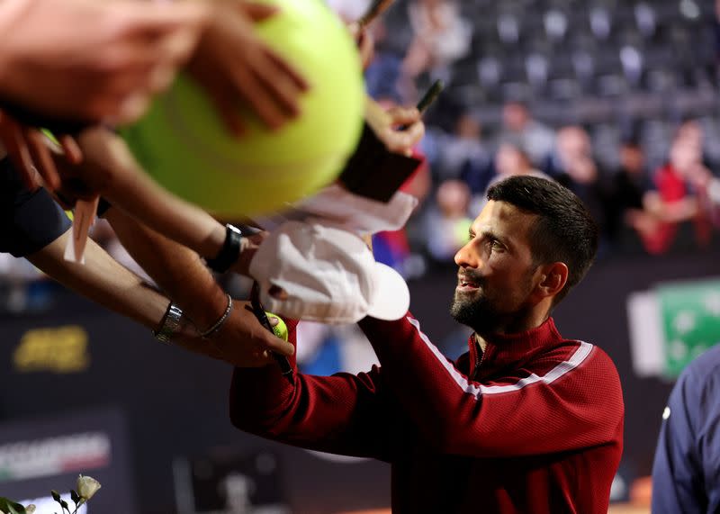 El serbio Novak Djokovic firma autógrafos para los aficionados tras ganar su partido de octavos de final contra el francés Corentin Moutet en el Abierto de Italia en el Foro Itálico, Roma