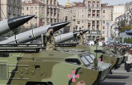 Soldiers salute as they parade on Tochka-U tactical rocket complexes during Ukraine's Independence Day military parade in the centre of Kiev August 24, 2014. REUTERS/Gleb Garanich