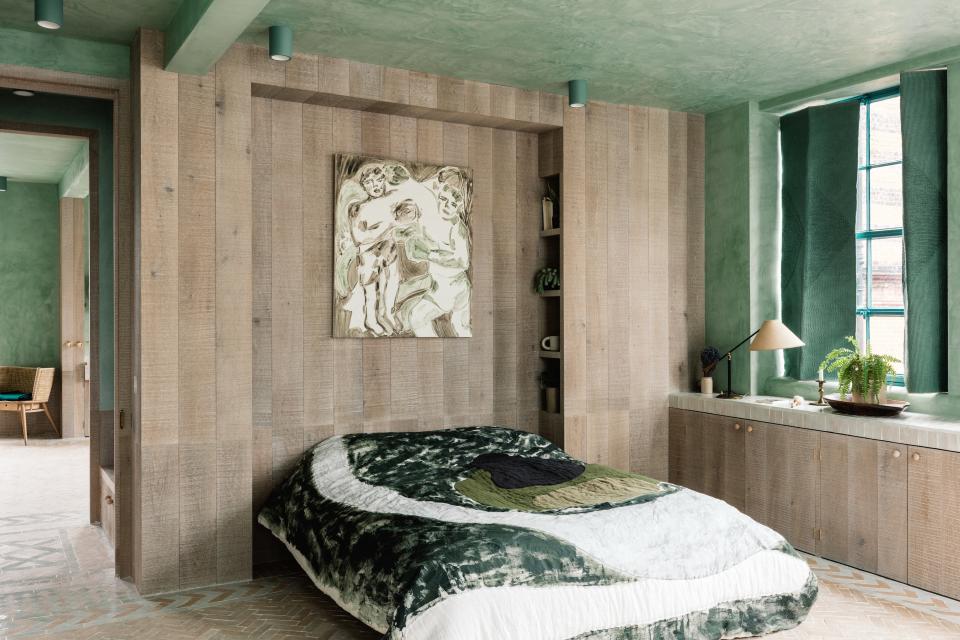 Another room in the Shoreditch High Street home that gives us so much material inspo, from the oak wood to green plaster to mix of brick and patterned handmade Beldi tiled flooring.