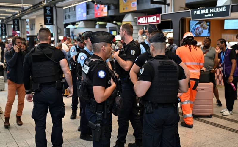 Security forces stand at Gare Montparnasse station. A few hours before the opening of the Olympic Games in Paris, unknown persons carried out arson attacks on several facilities on the French high-speed train network. Sebastian Kahnert/dpa