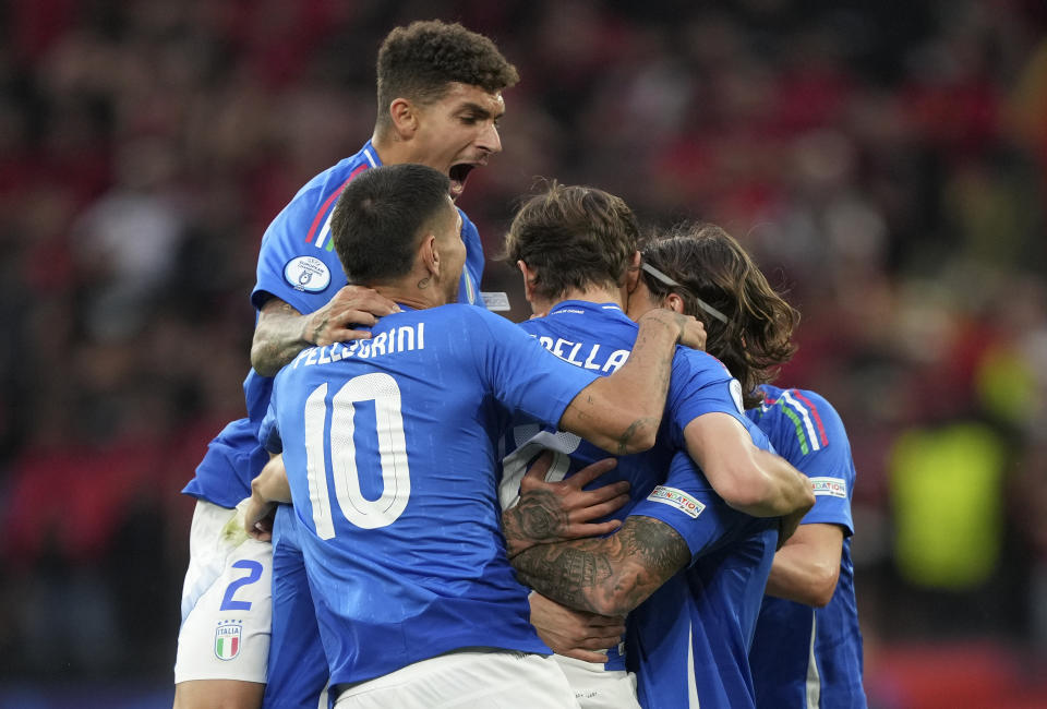 Los jugadores italianos celebran tras el gol de Nicolo Barella en el encuentro ante Albania en el Grupo B de la Euro 2024 el sábado 15 de junio del 2024. (AP Foto/Martin Meissner)